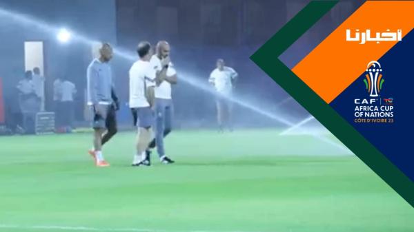 الركراكي يدخل في حديث مطول مع أكرد ويتجول وسط الرشاشات